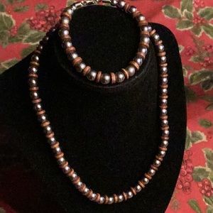Necklace and bracelet set